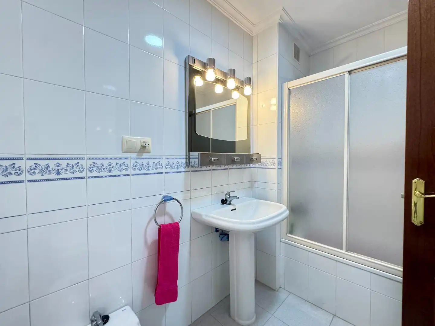 Bathroom of Flat for sale in Baiona  with Parquet flooring, Terrace and Storage room