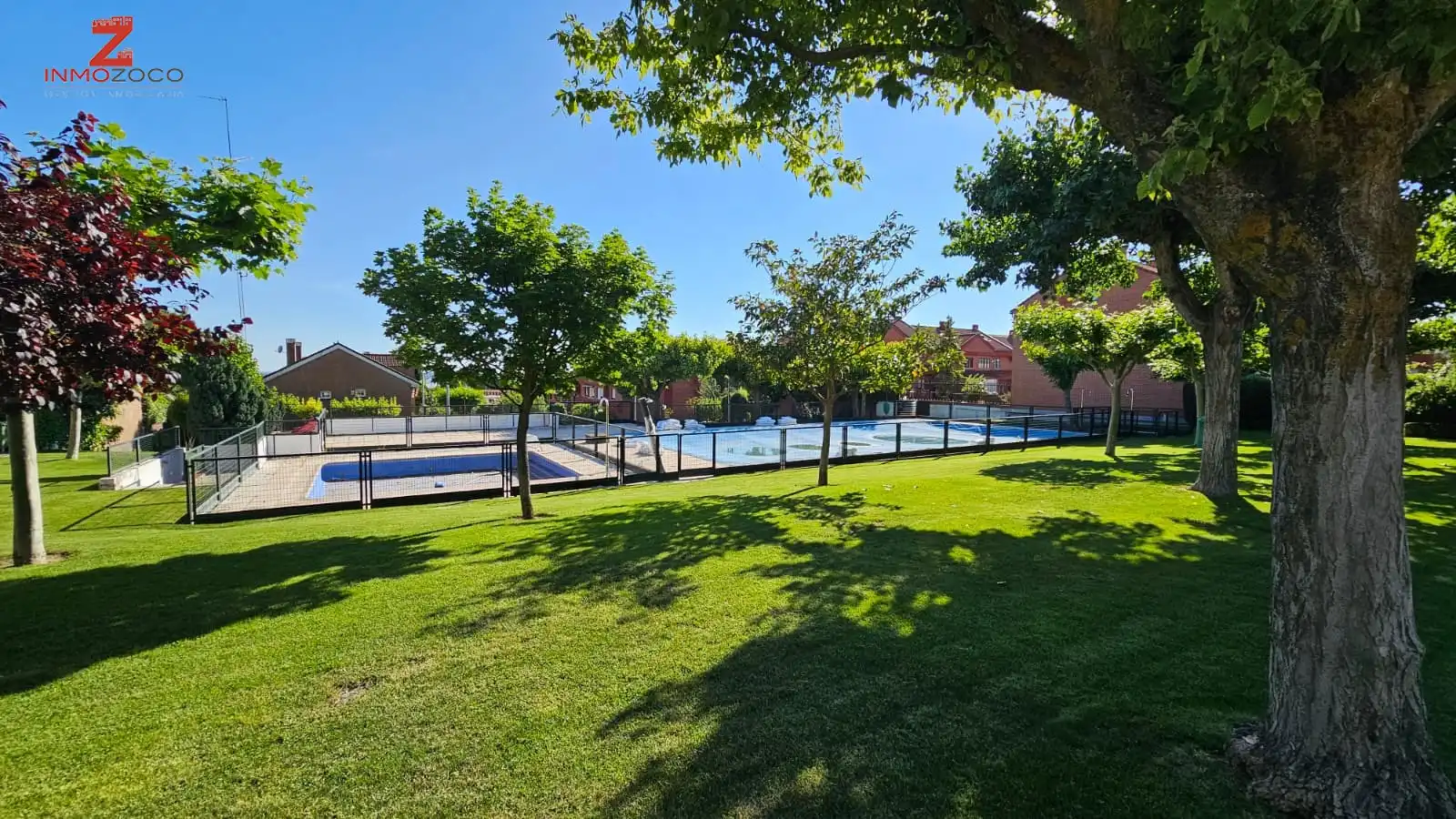 Piscina de Casa adosada en venda en Las Rozas de Madrid amb Aire condicionat, Calefacció i Jardí privat