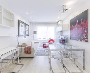 Sala d'estar de Apartament de lloguer en  Madrid Capital amb Aire condicionat, Calefacció i Moblat