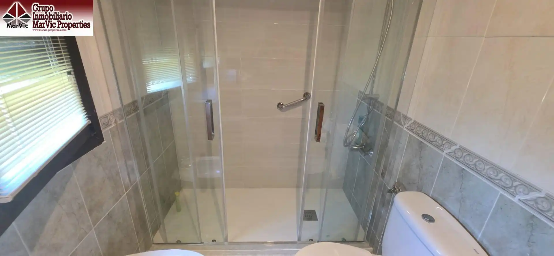 Bathroom of Flat for sale in Benidorm  with Terrace and Community pool