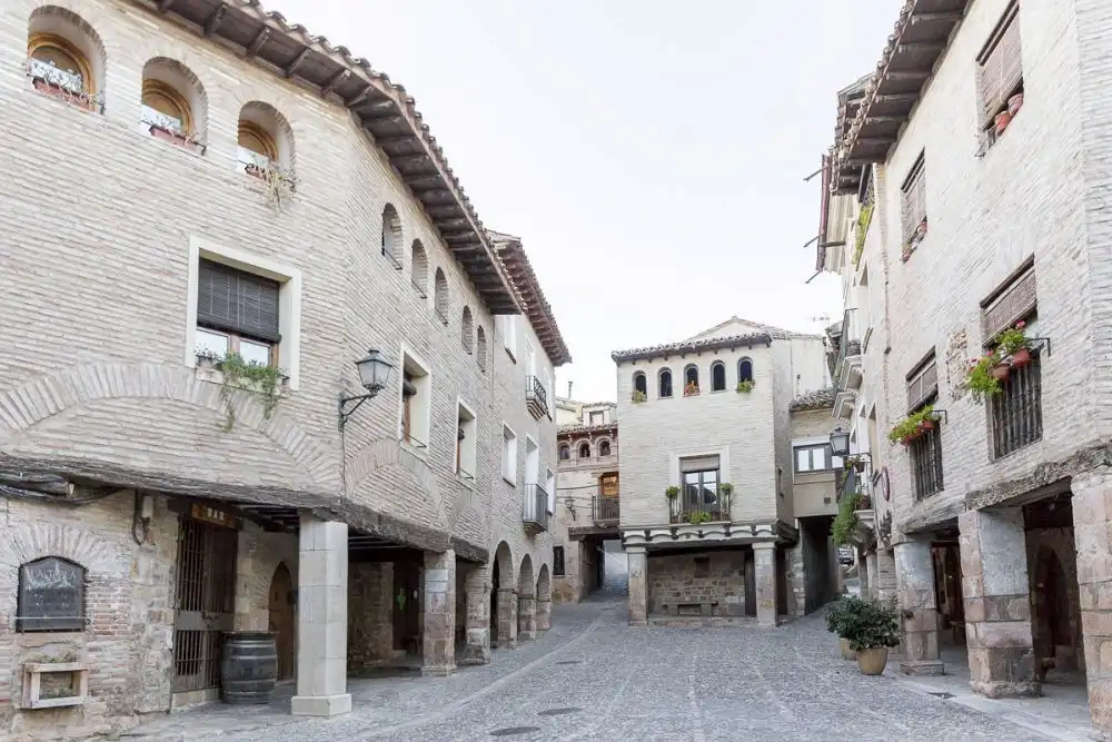 Vista exterior de Casa o xalet en venda en Alquézar amb Jardí privat