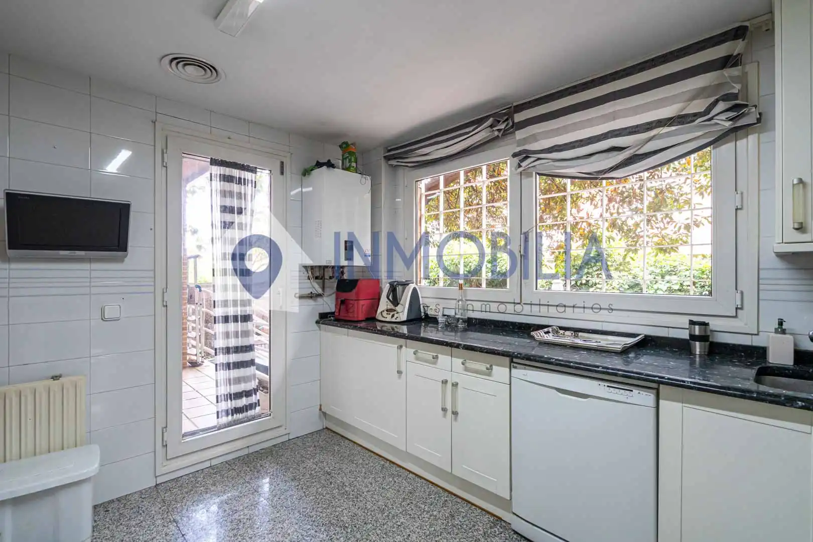 Cocina de Casa adosada en venta en Madrid con Aire acondicionado, Calefacción y Jardín privado