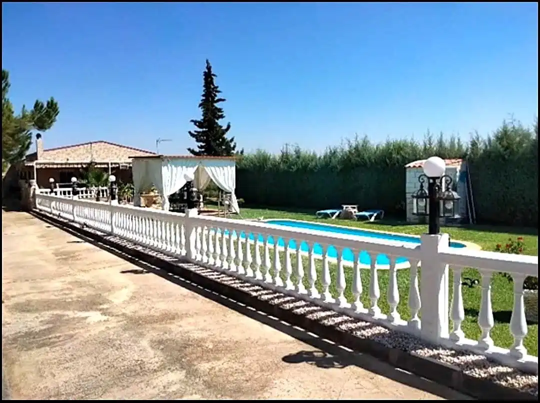 Piscina de Finca rústica en venda en Arroyo de San Serván amb Aire condicionat, Calefacció i Jardí privat