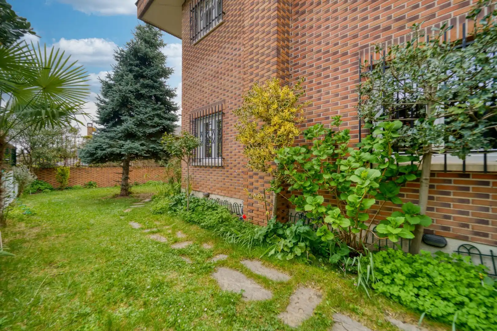 Vista exterior de Casa adosada en venta en Madrid con Calefacción y Jardín privado