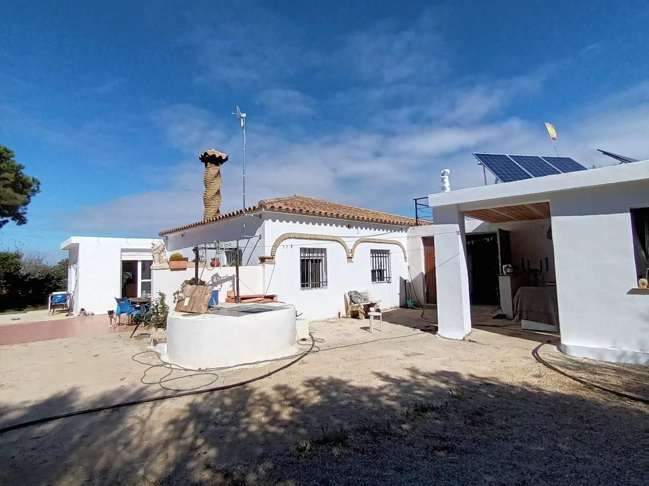 Vista exterior de Casa o xalet en venda en Chiclana de la Frontera amb Calefacció, Jardí privat i Terrassa