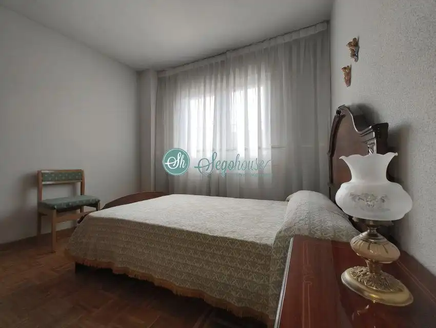 Habitación de Piso de alquiler en San Cristóbal de Segovia con Calefacción, Parquet y Amueblado