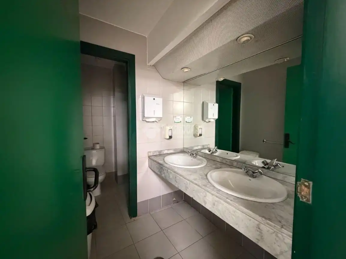 Badezimmer von Gebäude zur Miete in Madrid