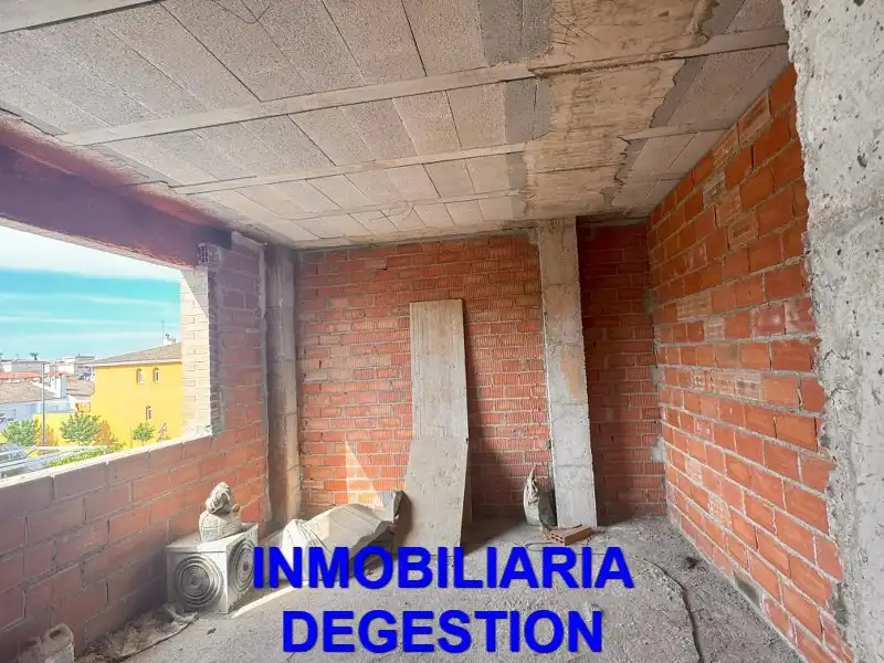 Casa adosada en venda en Linares amb Terrassa i Balcó