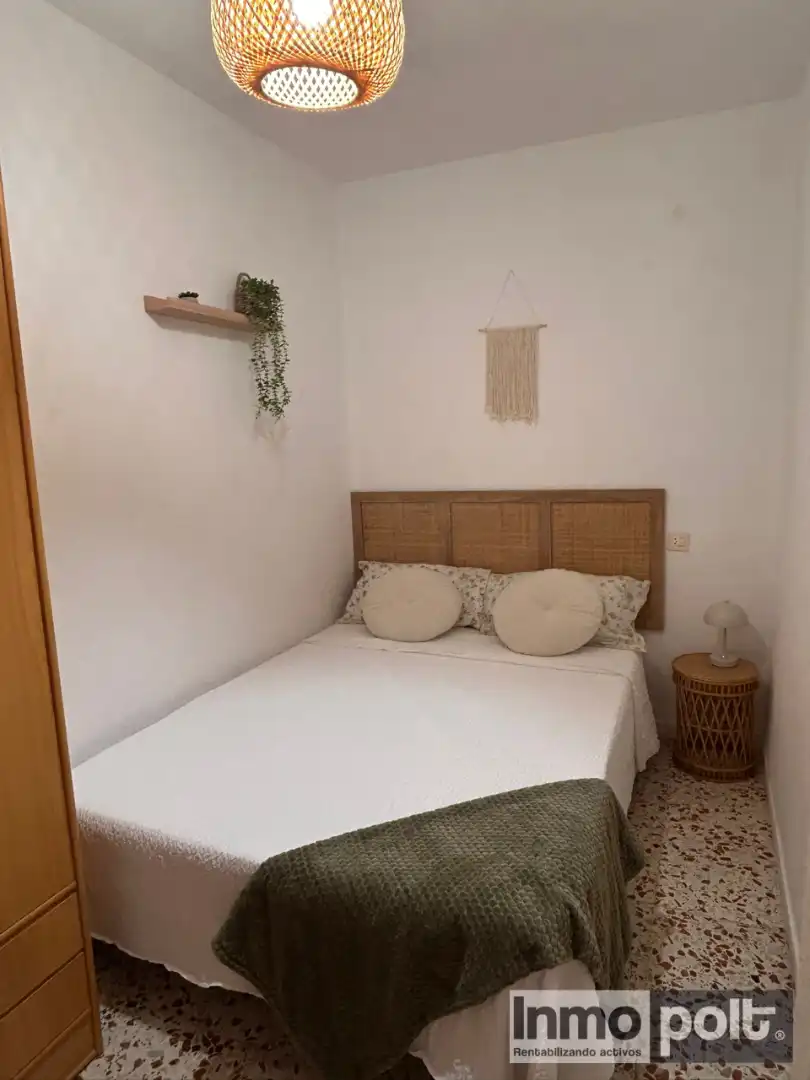 Dormitori de Apartament de lloguer en Torrevieja amb Jardí privat, Moblat i Forn
