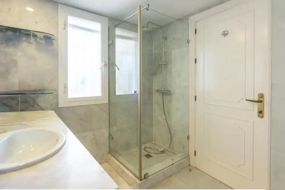 Badezimmer von Dachboden zum Verkauf in Atalaya mit Terrasse, Schwimmbad und Alarm