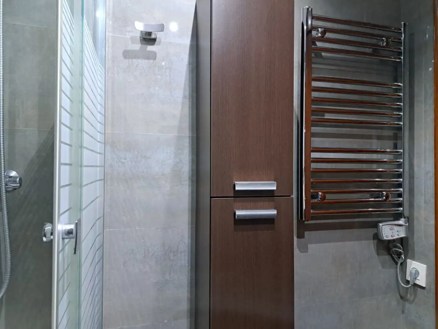 Badezimmer von Wohnungen zur Miete in Gijón  mit Heizung, Parkett und Balkon