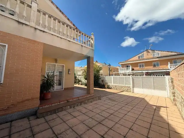 Vista exterior de Casa o chalet en venta en Los Santos de la Humosa con Aire acondicionado, Calefacción y Terraza