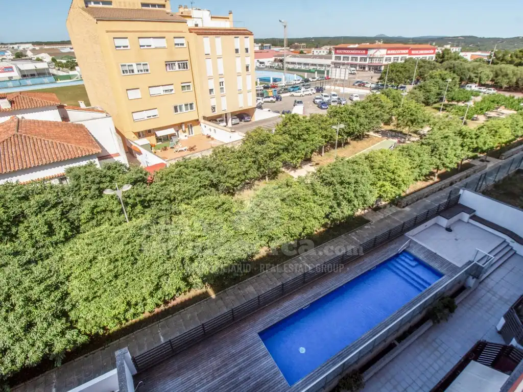 Vista exterior de Àtic en venda en Maó - Mahón amb Terrassa, Piscina i Piscina comunitària