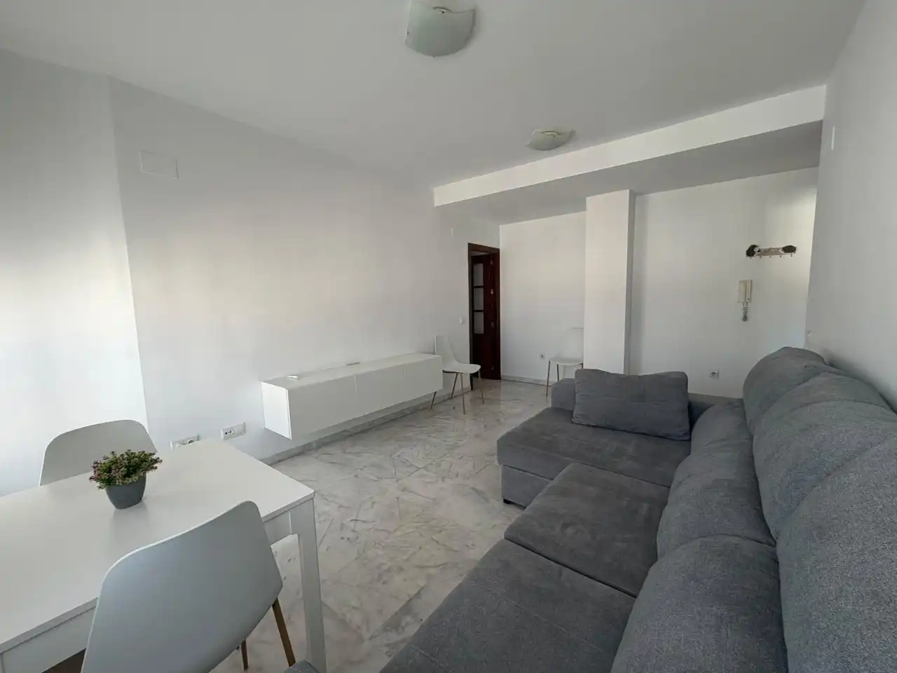 Sala d'estar de Pis de lloguer en Alcalá de Guadaira amb Aire condicionat, Moblat i Balcó