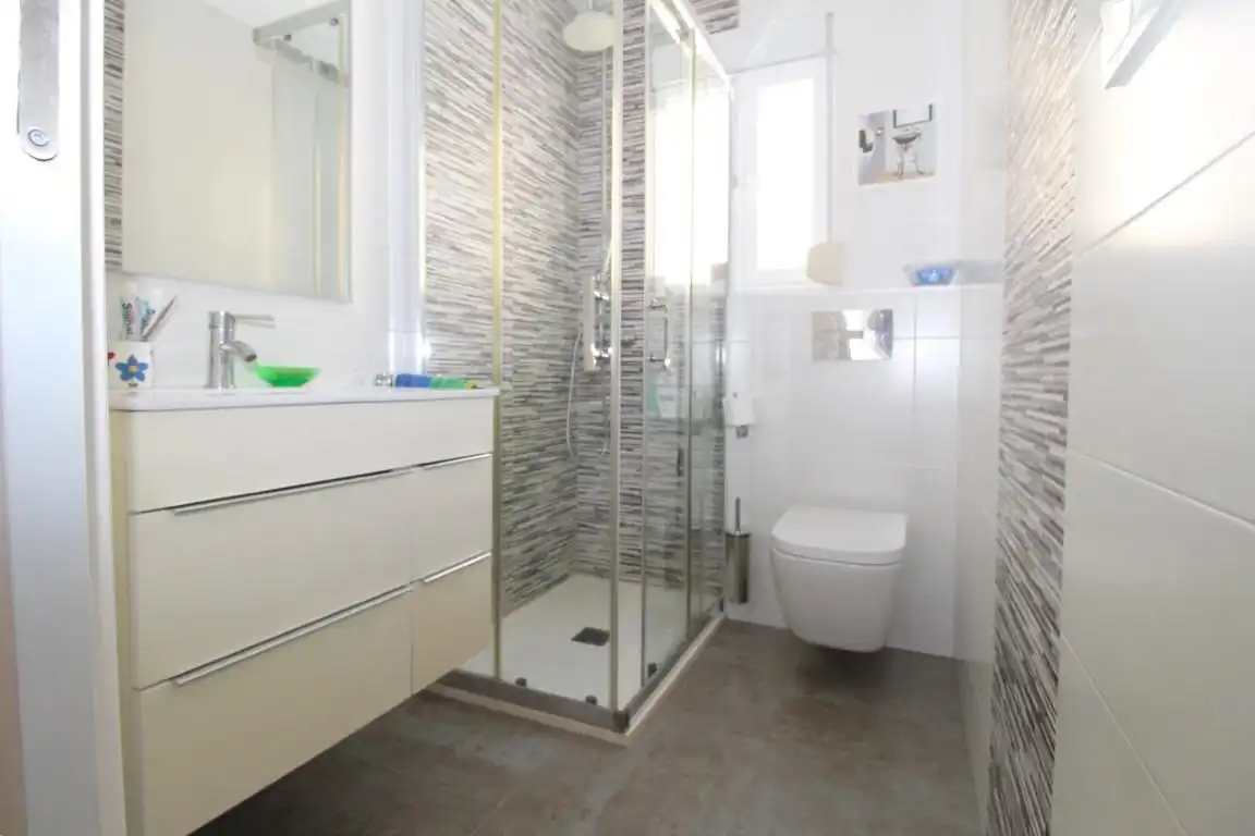 Bany de Apartament en venda en Torrevieja amb Terrassa