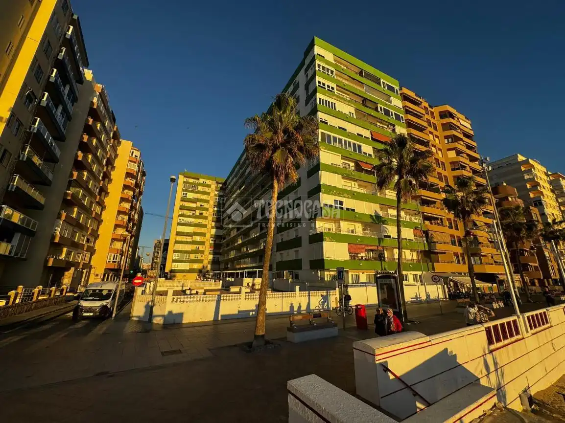 Außenansicht von Wohnung zum Verkauf in Cádiz mit Privatgarten und Terrasse