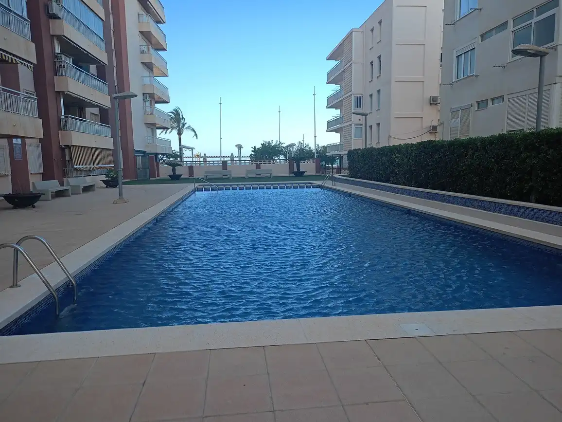Piscina de Apartament de lloguer en Gandia amb Aire condicionat, Terrassa i Moblat