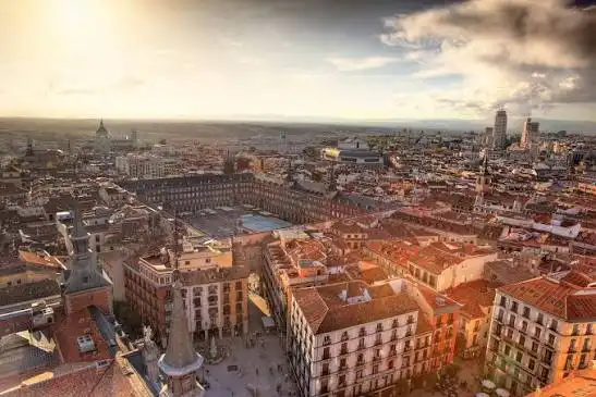 Vista exterior de Edifici en venda en Madrid