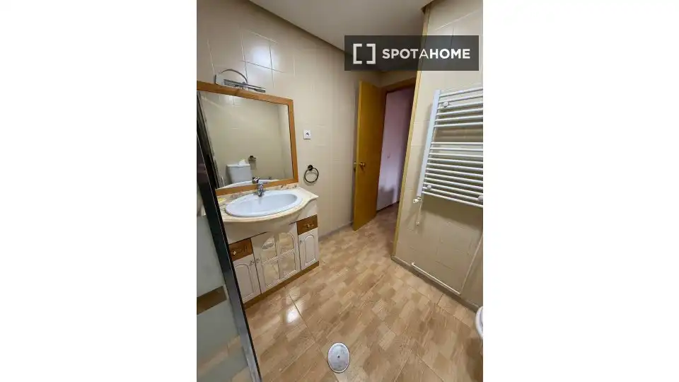 Bathroom of Flat for rent in Madrid  with Air Conditioner, Heating and Furnished
