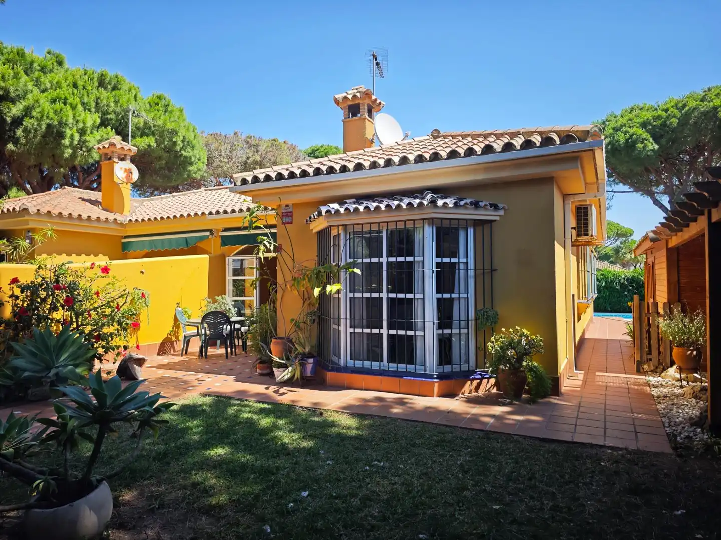 Vista exterior de Casa o xalet en venda en Chiclana de la Frontera amb Calefacció, Piscina i Moblat