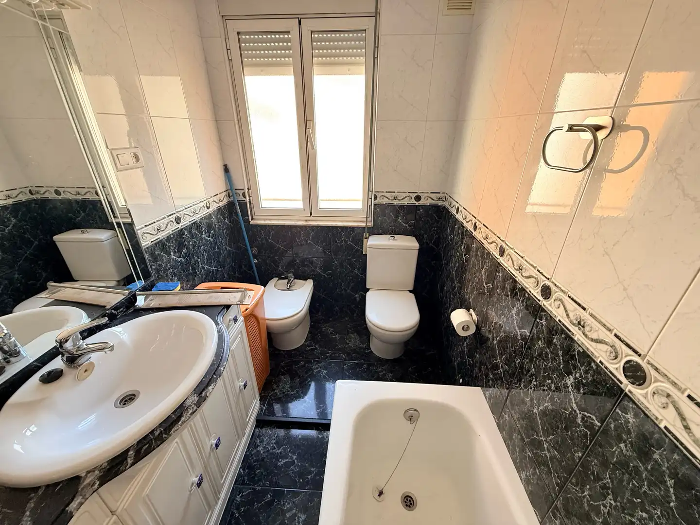Bany de Apartament de lloguer en León Capital  amb Calefacció, Moblat i Forn