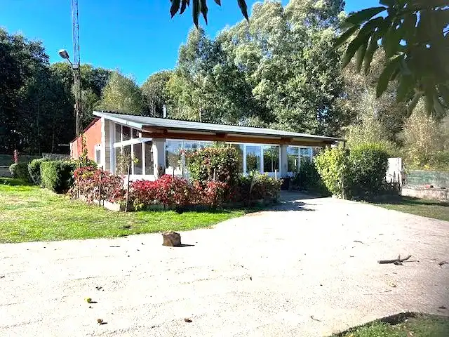 Vista exterior de Casa o xalet en venda en Friol amb Jardí privat, Terrassa i Moblat
