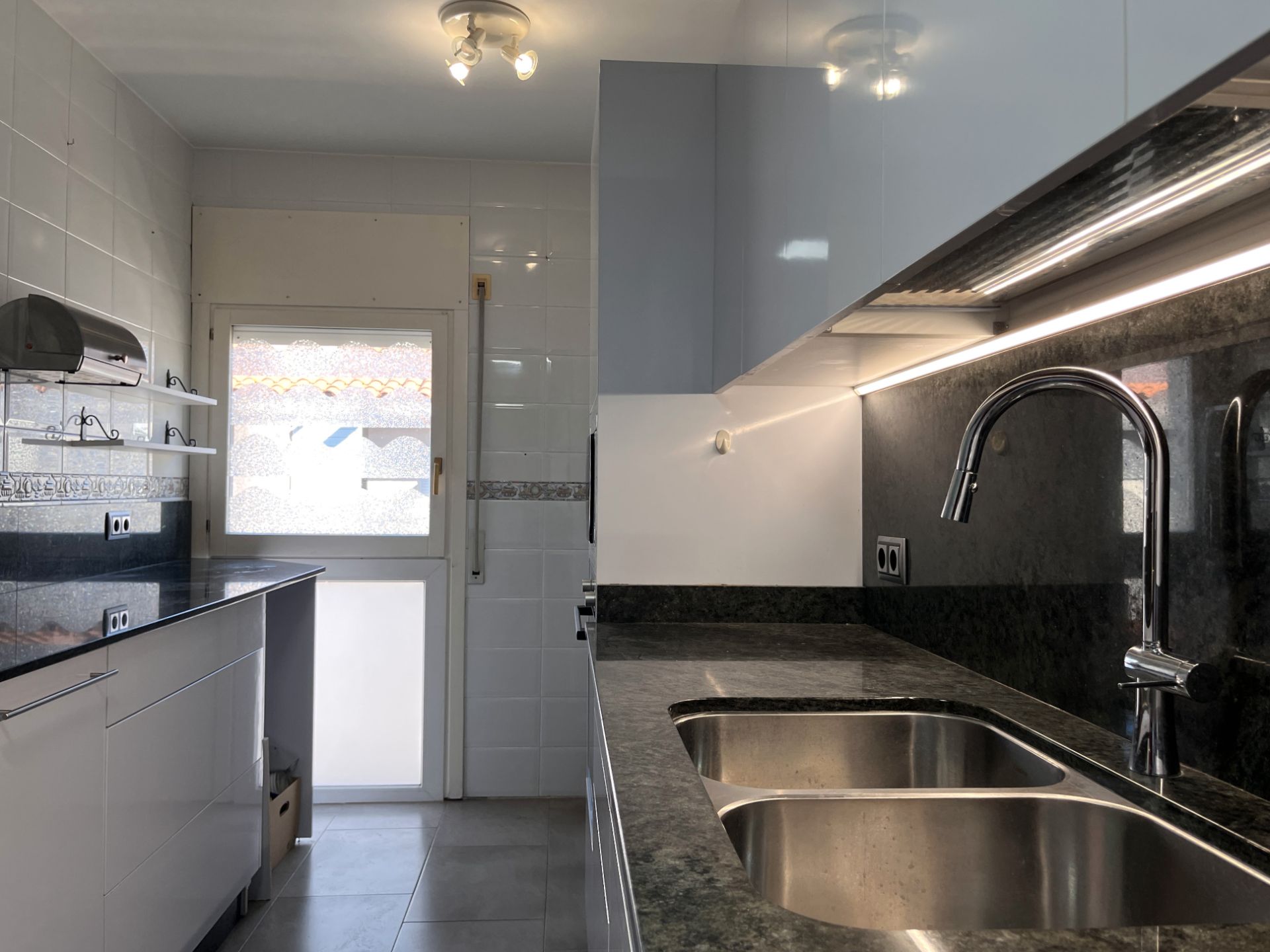Kitchen of Flat for sale in Girona Capital  with Air Conditioner, Heating and Oven