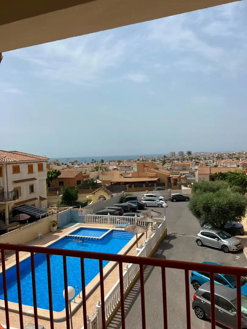 Außenansicht von Wohnungen zur Miete in Torrevieja mit Terrasse