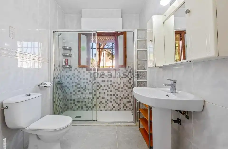 Baño de Casa o chalet en venta en Orihuela con Aire acondicionado, Jardín privado y Terraza