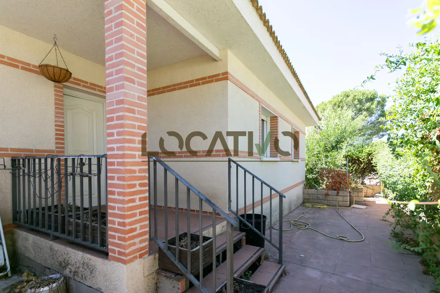Vista exterior de Casa o xalet en venda en Navas del Rey amb Calefacció, Jardí privat i Traster