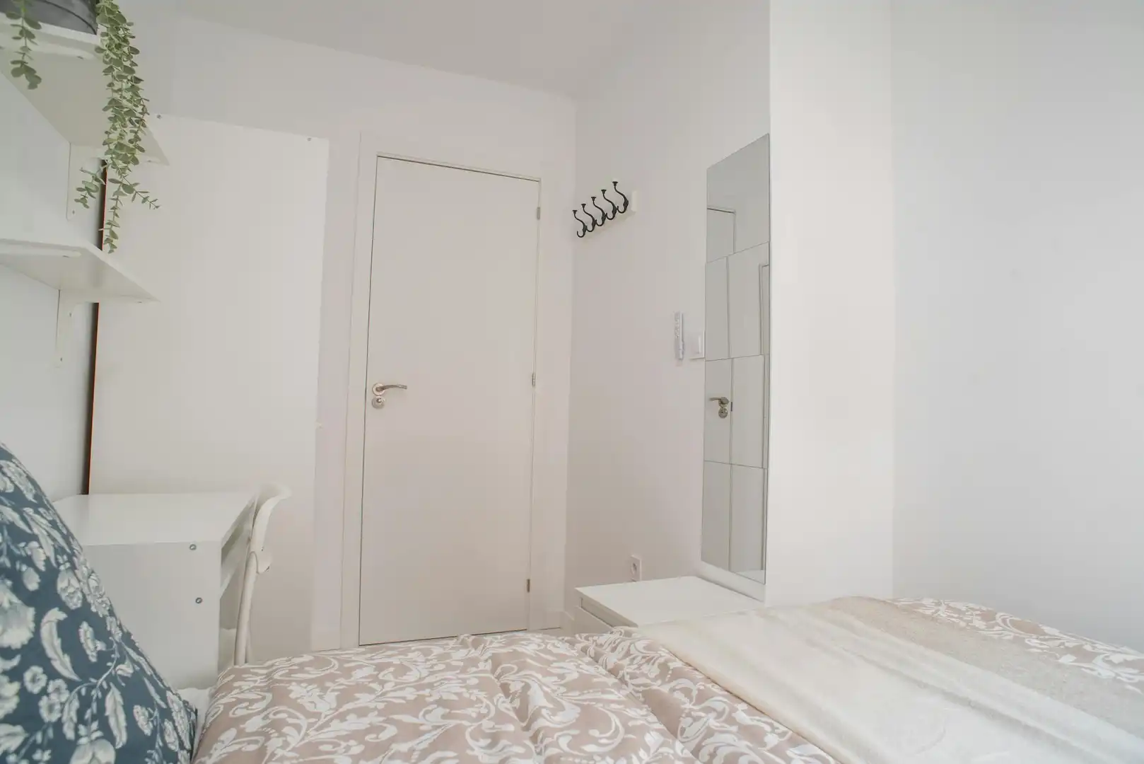 Bedroom of Flat for share in Valencia  with Washing machine
