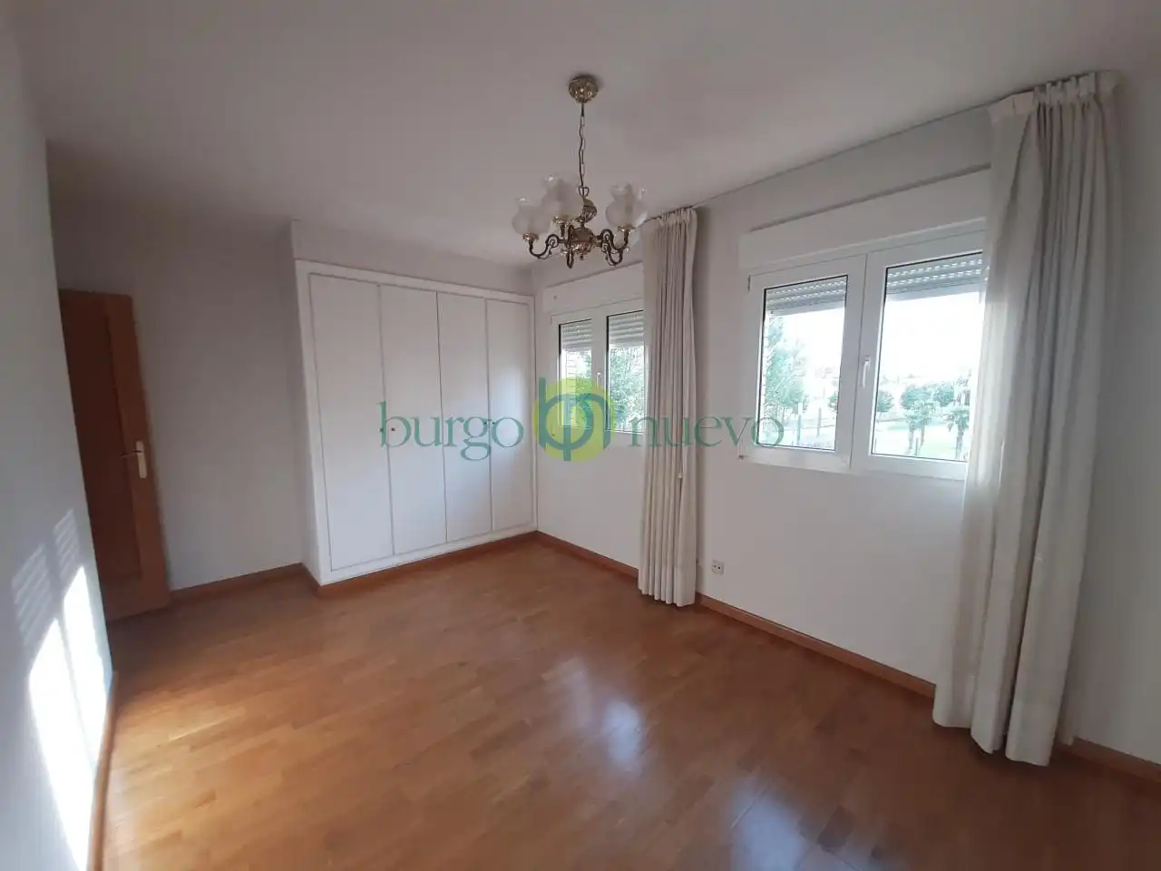 Habitación de Casa adosada en venta en San Andrés del Rabanedo con Calefacción, Jardín privado y Parquet