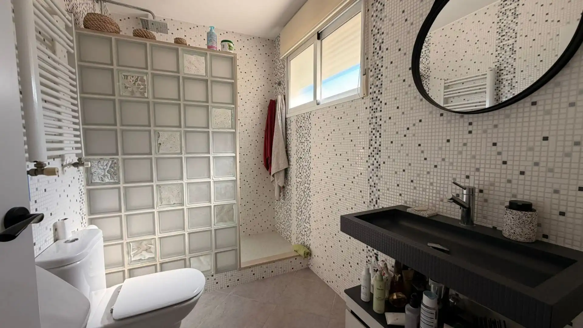 Badezimmer von Einfamilien-Reihenhaus zum Verkauf in Villanueva de Castellón mit Klimaanlage und Abstellraum