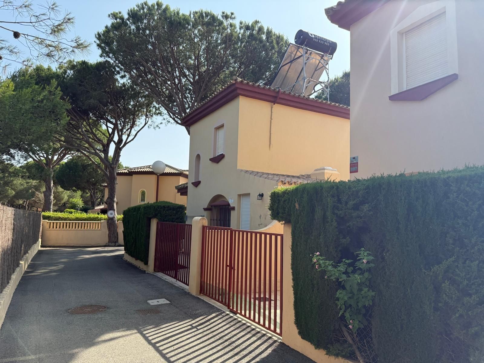 Vista exterior de Casa adosada en venda en Chiclana de la Frontera amb Aire condicionat, Calefacció i Jardí privat