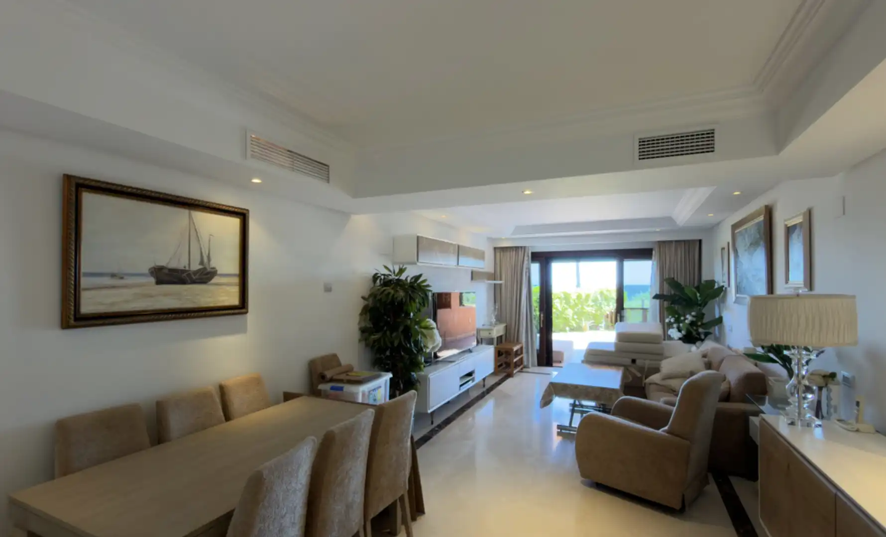 Sala d'estar de Planta baixa en venda en Estepona amb Aire condicionat, Jardí privat i Terrassa