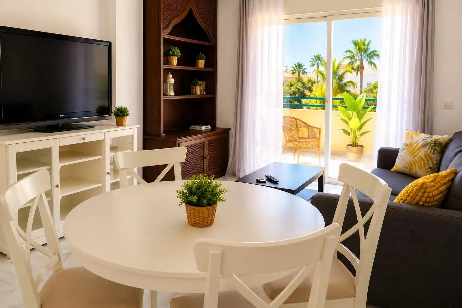 Menjador de Apartament en venda en Estepona amb Jardí privat, Terrassa i Piscina comunitària