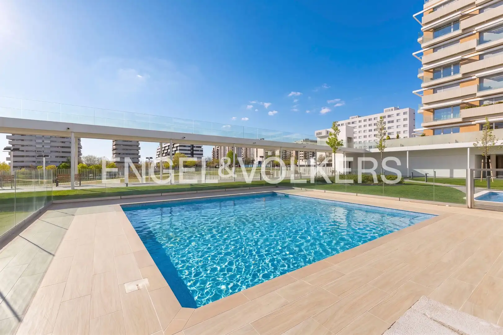 Piscina de Pis en venda en Madrid amb Aire condicionat, Calefacció i Terrassa