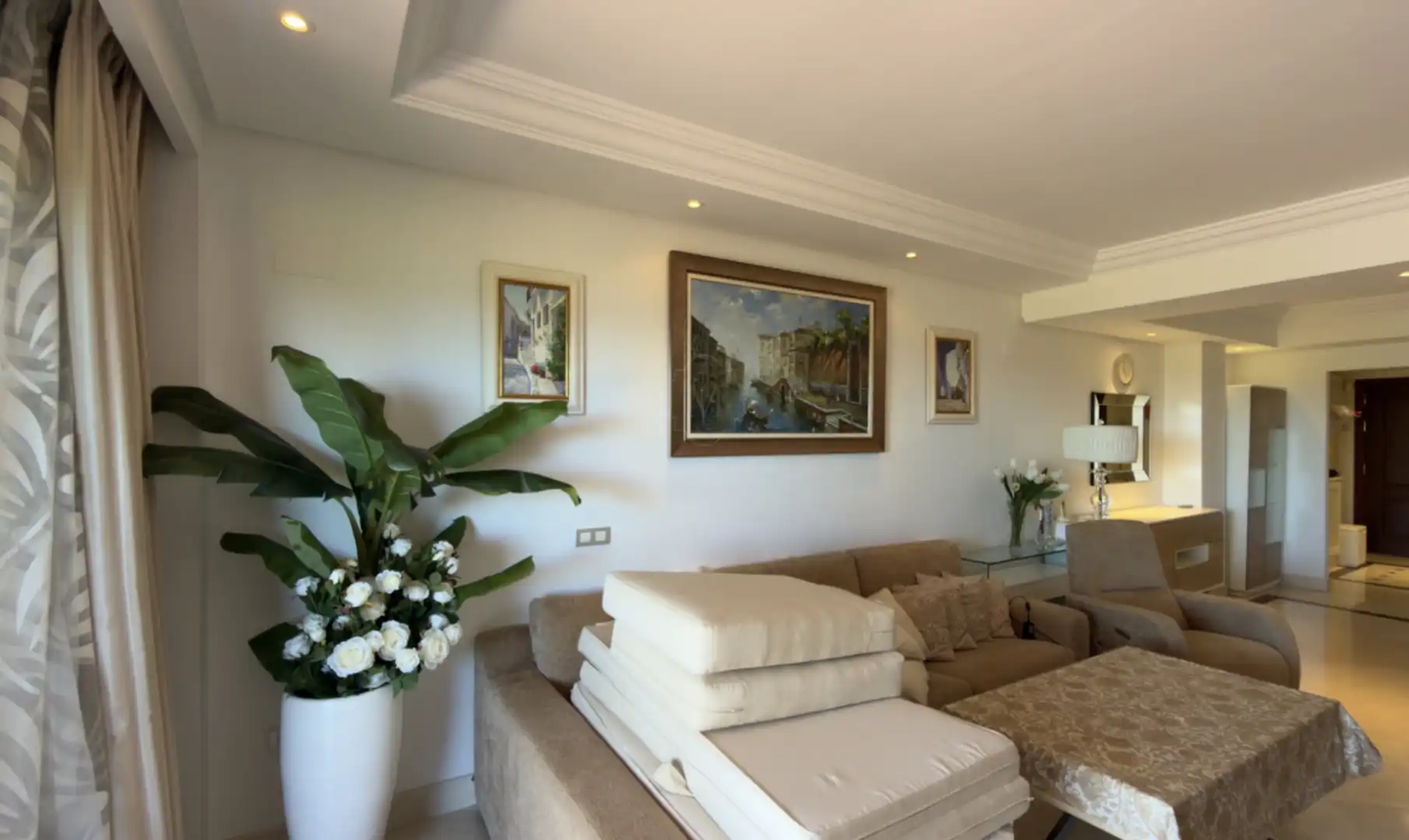 Sala d'estar de Planta baixa en venda en Estepona amb Aire condicionat, Jardí privat i Terrassa