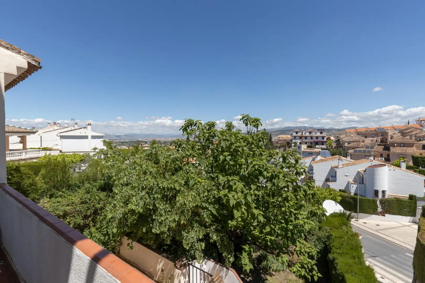 Vista exterior de Casa o xalet en venda en La Zubia amb Aire condicionat, Calefacció i Piscina comunitària