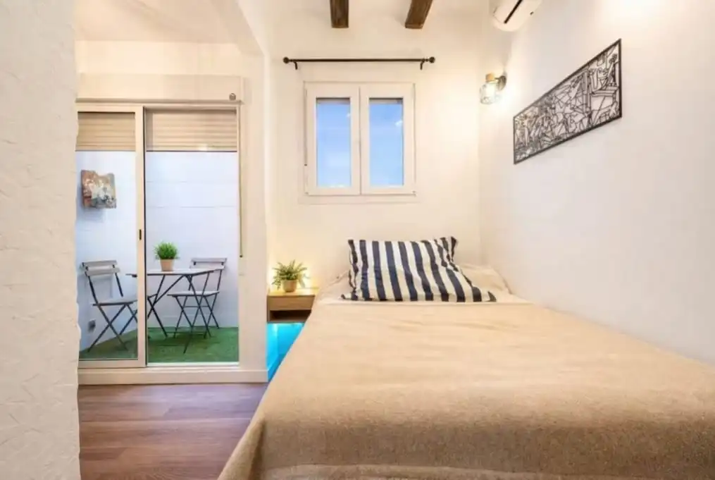 Habitación de Apartamento de alquiler en Valencia con Aire acondicionado, Calefacción y Jardín privado