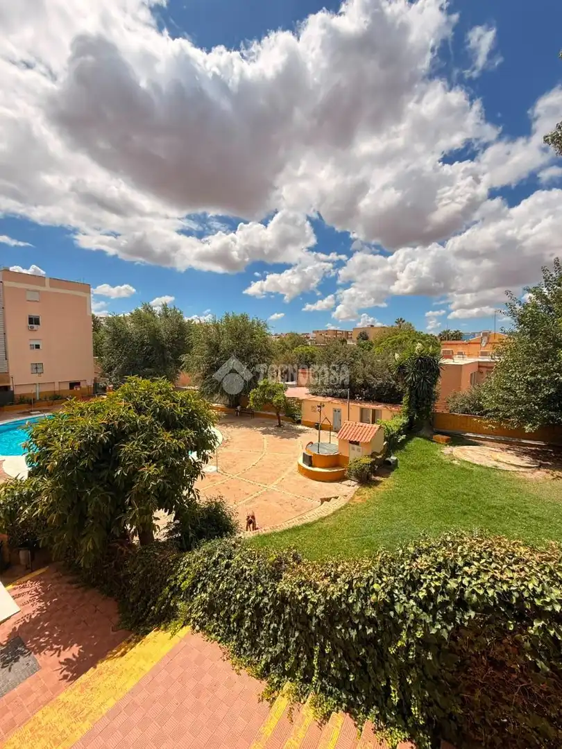 Vista exterior de Pis en venda en Alcalá de Guadaira amb Aire condicionat, Traster i Piscina comunitària