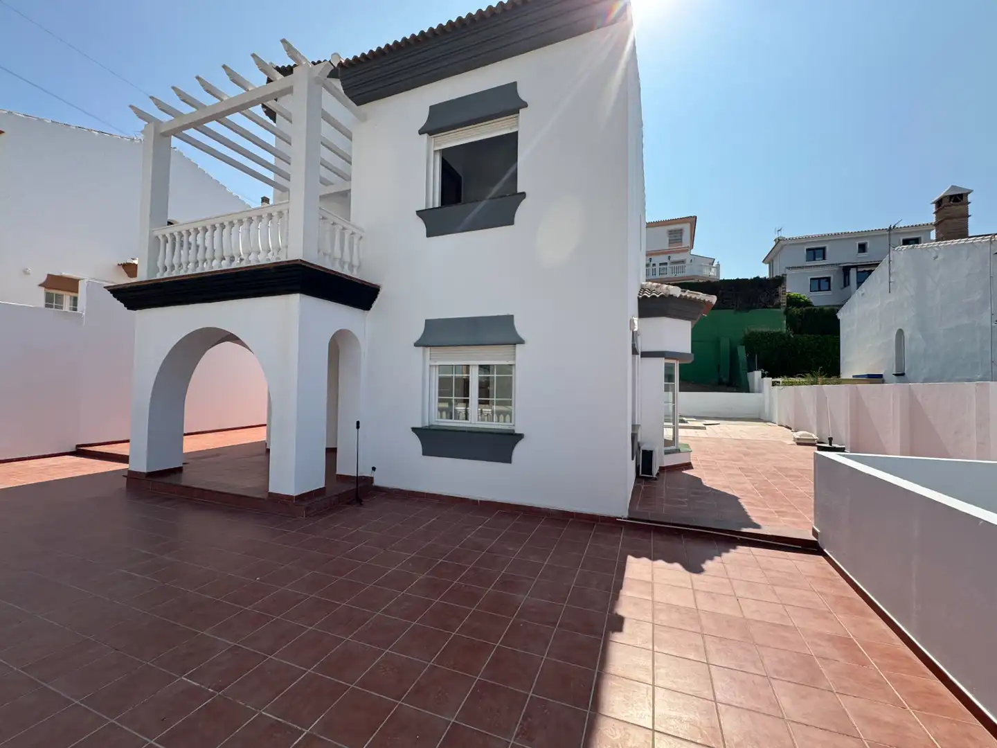 Vista exterior de Casa o xalet en venda en Rincón de la Victoria amb Aire condicionat, Jardí privat i Terrassa