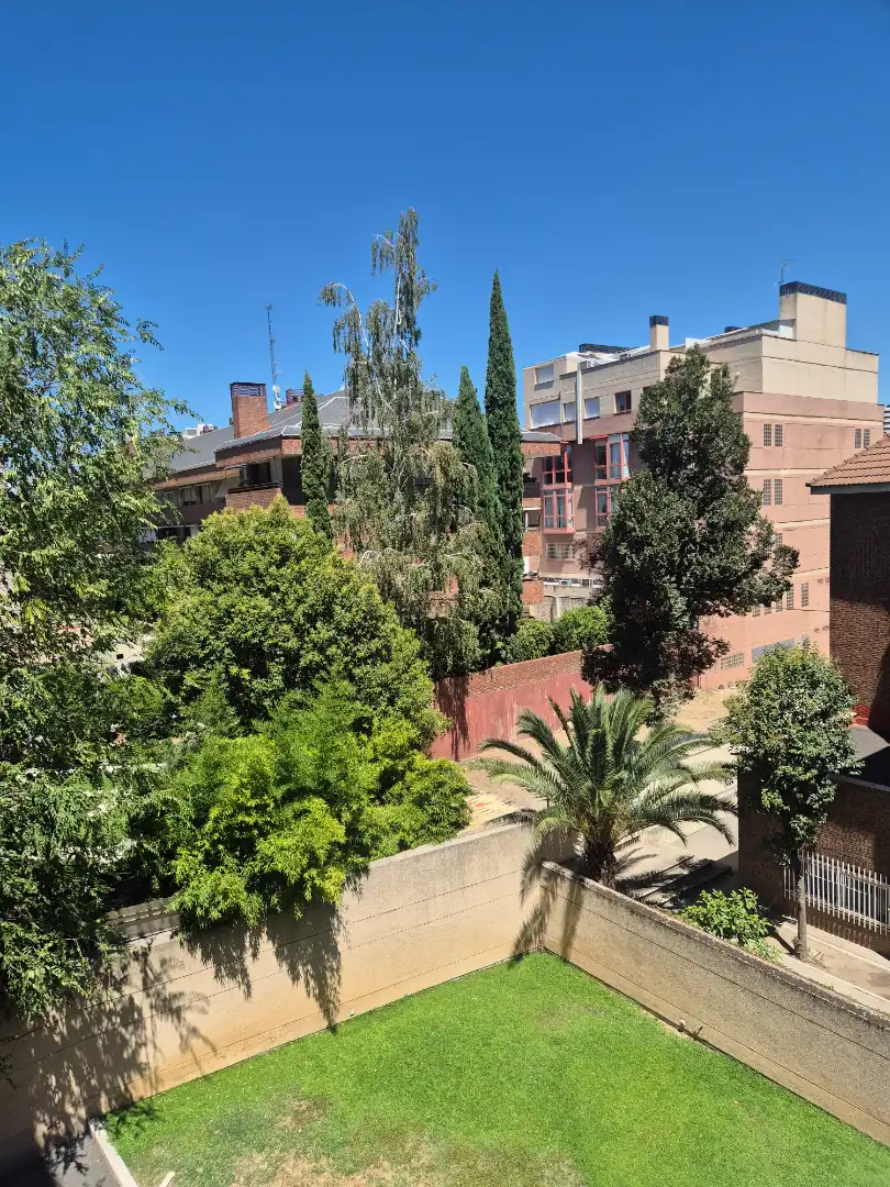 Apartamento con jardín en alquiler en Calle de Antonio Pérez, imagen 2