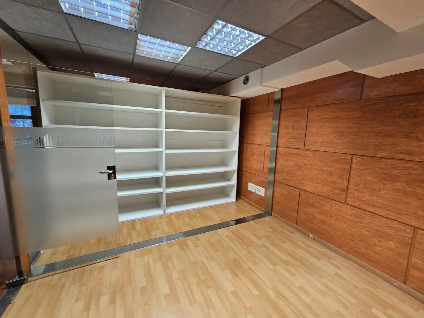 Büro zur Miete in Barcelona mit Klimaanlage und Balkon