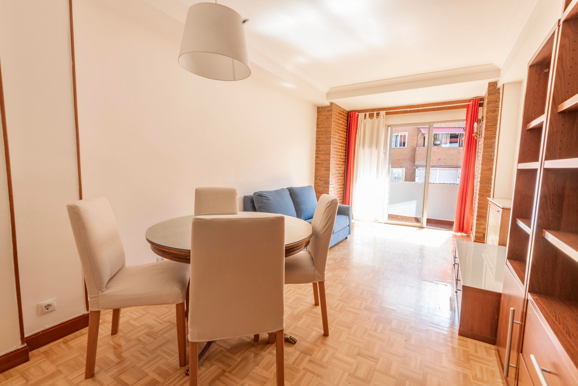 Living room of Flat to rent in  Madrid Capital  with Air Conditioner, Heating and Parquet flooring