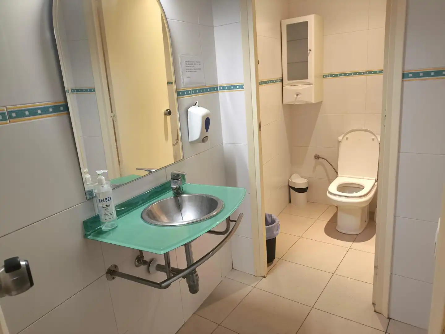 Badezimmer von Fabrikhallen zur Miete in El Masnou
