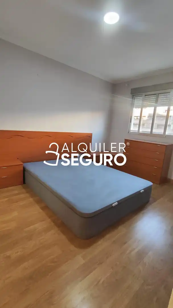 Schlafzimmer von Wohnung zur Miete in Valencia mit Klimaanlage und Terrasse
