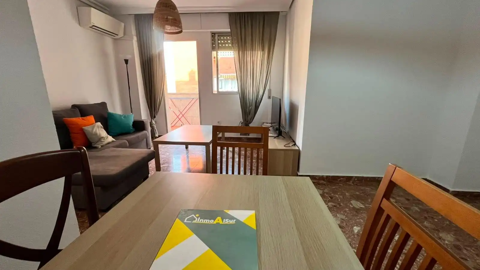 Sala d'estar de Pis per a compartir en Sevilla amb Aire condicionat, Terrassa i Moblat