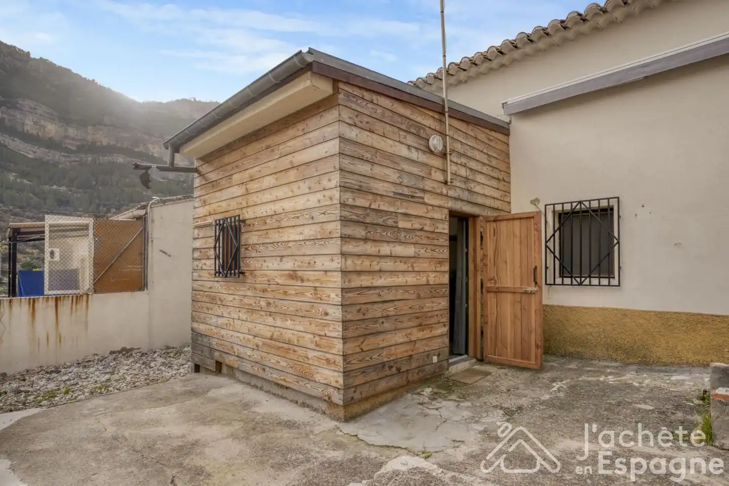 Vista exterior de Casa o xalet en venda en Cortes de Pallás amb Aire condicionat, Parquet i Moblat