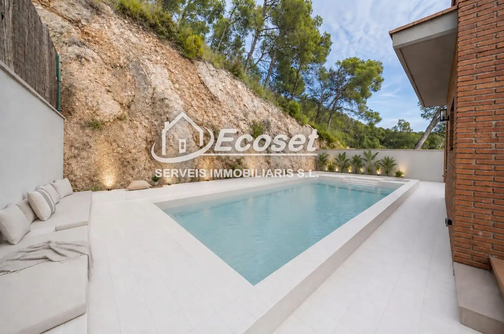Schwimmbecken von Haus oder Chalet zum Verkauf in Vallirana mit Klimaanlage, Heizung und Privatgarten